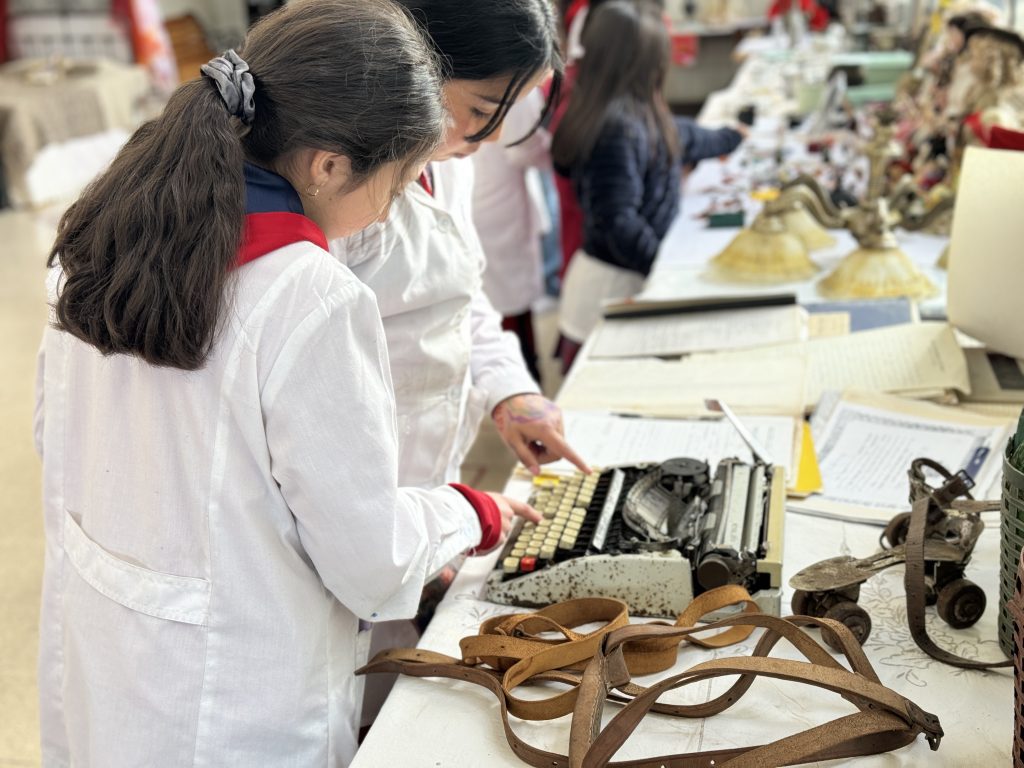 UN VIAJE AL PASADO: MUSEO DE ANTIGÜEDADES DE KÍNDER EN NUESTRA ESCUELA