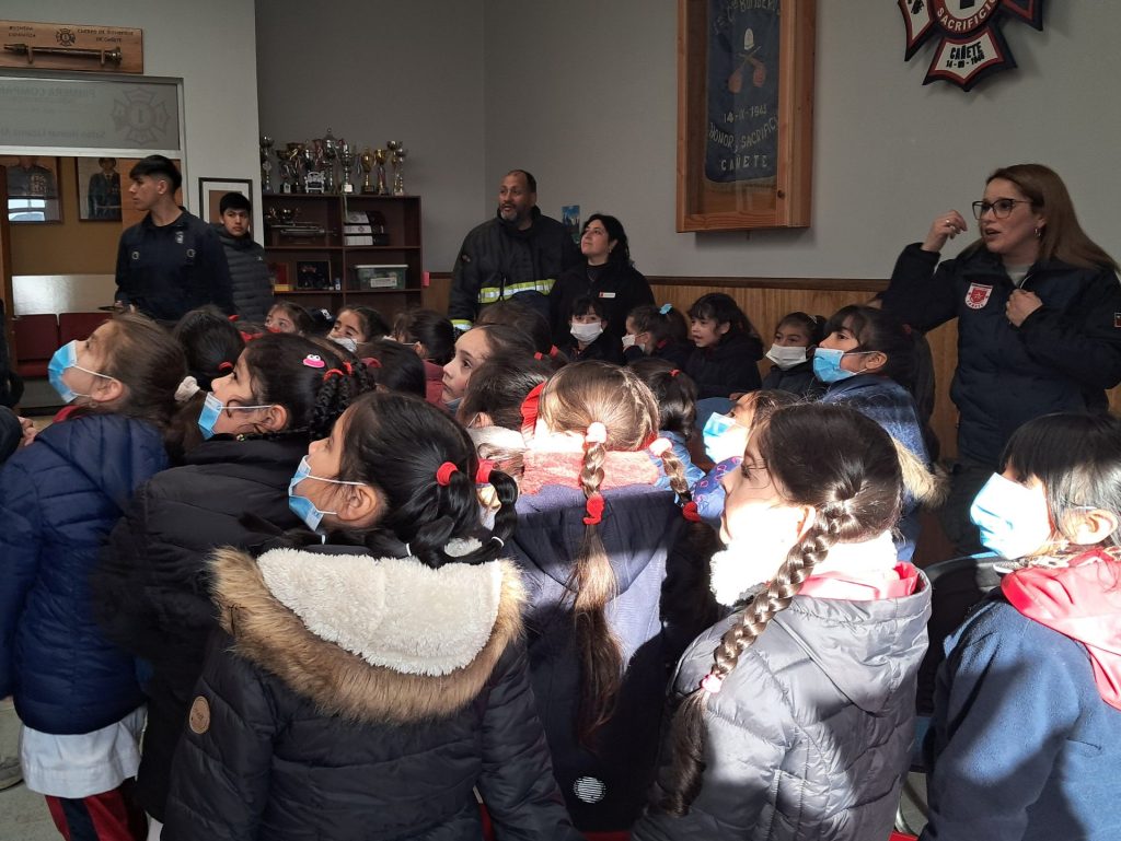 NUESTRAS ESTUDIANTES DE 1°A Y 1°B CONOCIERON EL TRABAJO DE INSTITUCIONES DE NUESTRA COMUNIDAD