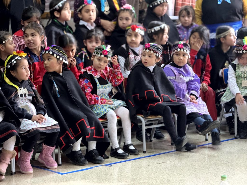 NUESTRAS ESTUDIANTES VIVIERON UNA CEREMONIA LLELLIPUN JUNTO A SUS FAMILIAS Y COMUNIDAD