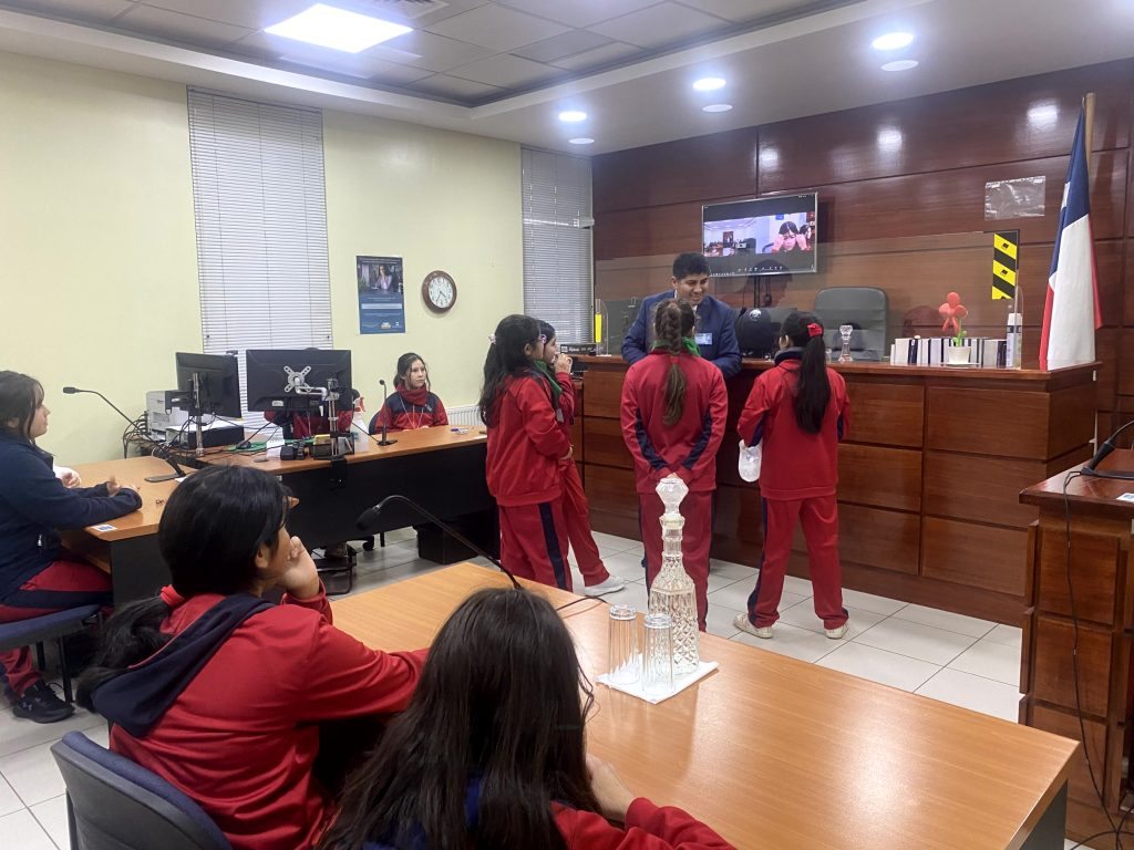 FORJADORAS AMBIENTALES VISITAN EL JUZGADO DE LETRAS DE CAÑETE EN UNA ENRIQUECEDORA JORNADA EDUCATIVA
