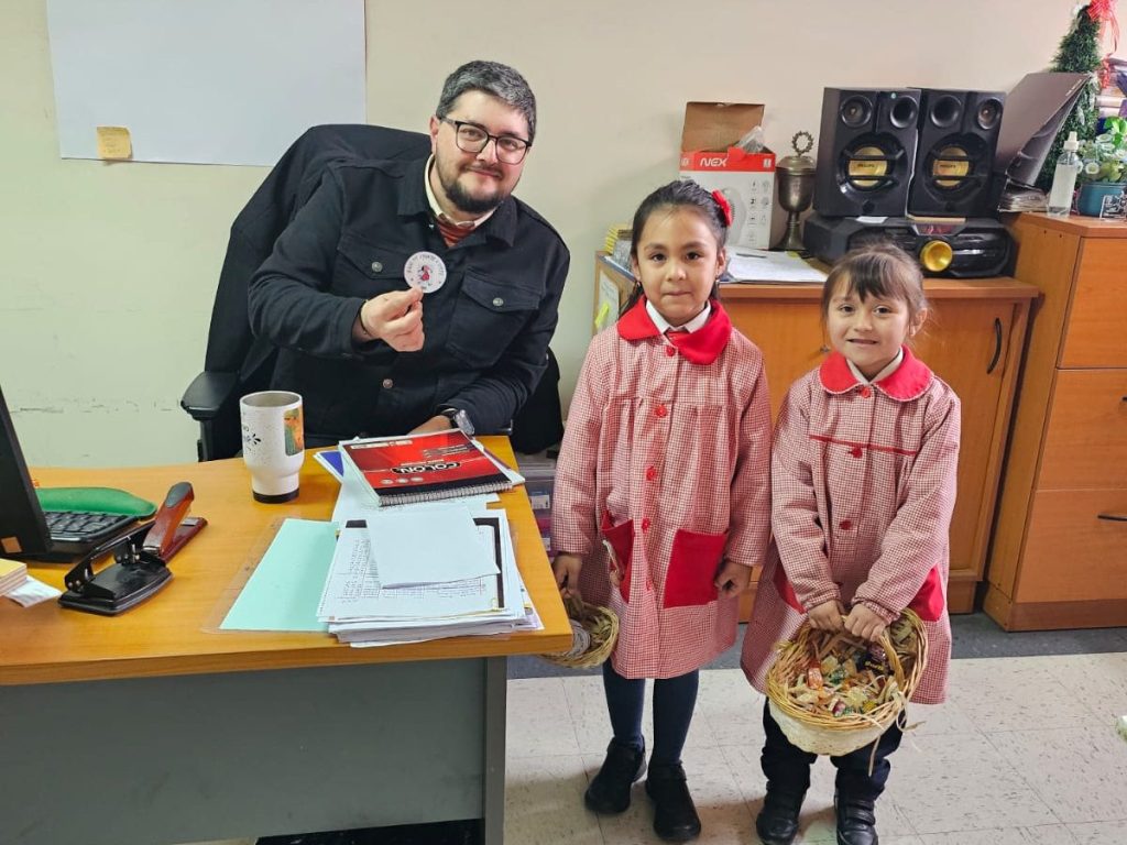 NUESTRAS ESTUDIANTES DE KINDER REGALARON AFECTO Y DULZURA PARA INICIAR EL SEGUNDO SEMESTRE