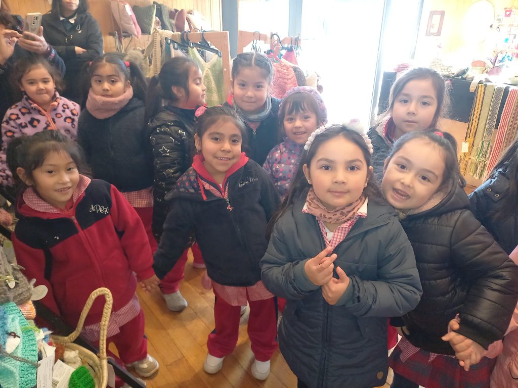 NUESTRAS ESTUDIANTES DE KINDER VISITARON LA ESCUELA DE ARTES Y OFICIOS MAPUCHE