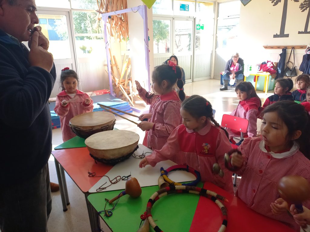 ESTUDIANTES DEL NIVEL DE EDUCACIÓN PARVULARIA CONOCIERON INSTRUMENTOS TRADICIONALES MAPUCHES
