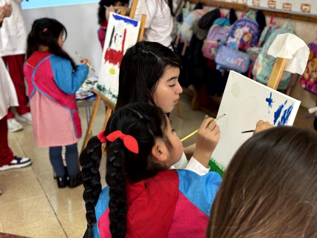 ESTUDIANTES DE PREKINDER Y 5°A CREARON OBRA COLECTIVA SOBRE LOS DERECHOS DE LA INFANCIA