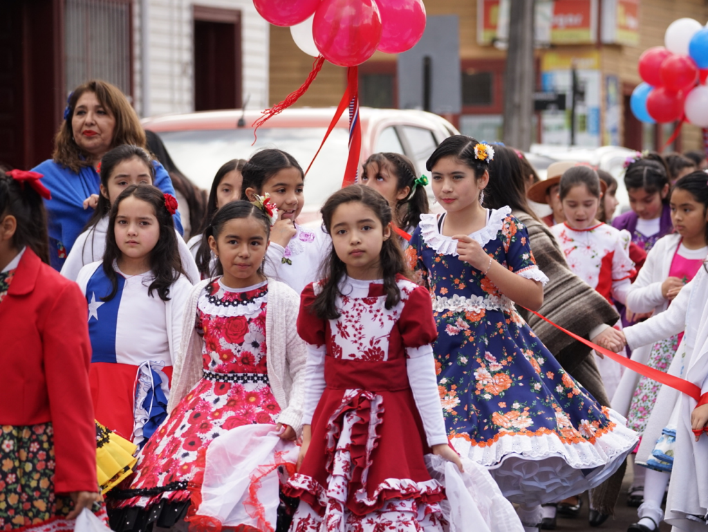 NUESTRA ESCUELA DIO INICIO AL MES DE LA PATRIA CON CAMINATA Y CUECAS EN LA PLAZA