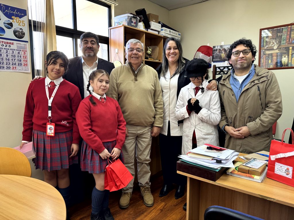 ESCUELA Y CENTRO DE ALUMNAS ENTREGAN RECONOCIMIENTO A DOCENTES DEL DAEM