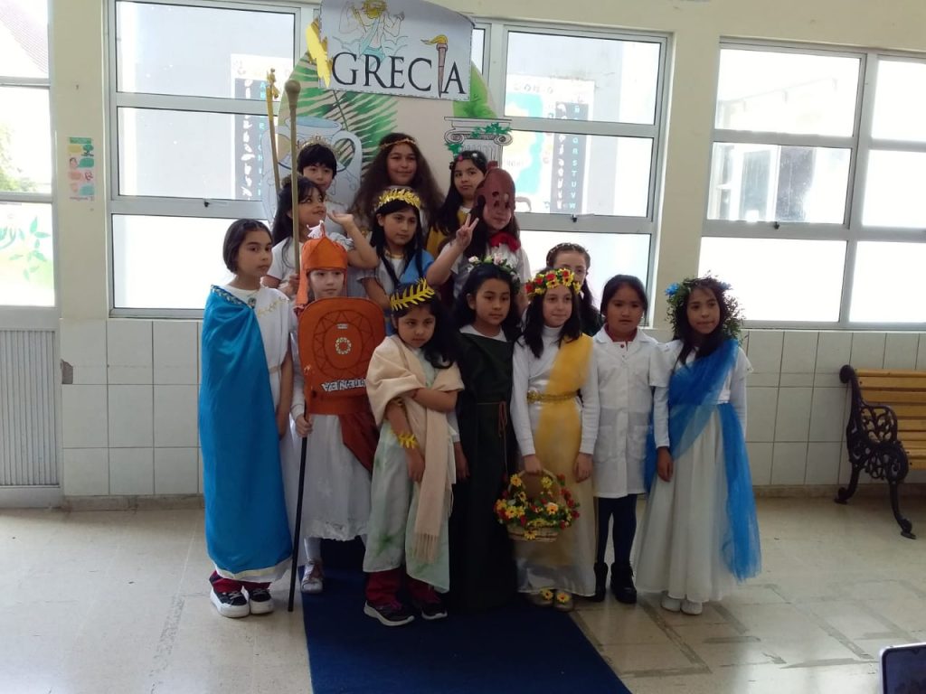 NUESTRAS ESTUDIANTES DE TERCERO BÁSICO EXPLORAN LA MITOLOGÍA GRIEGA